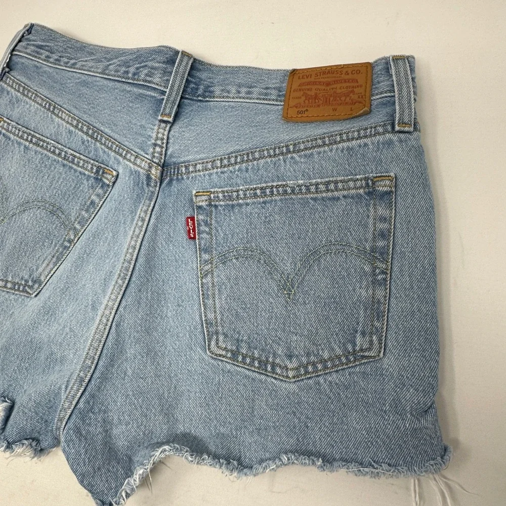 Levis Premium Denim Shorts Womens 28 Light‎ Wash Frayed Hem High Rise Button Fly
